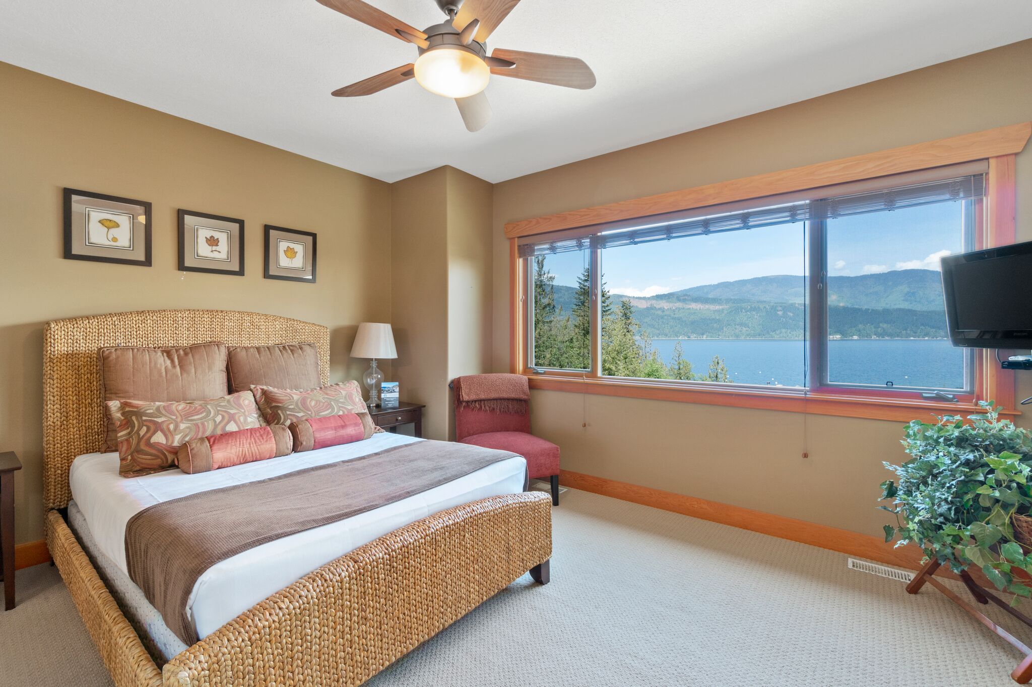 Master Bedroom - Queen