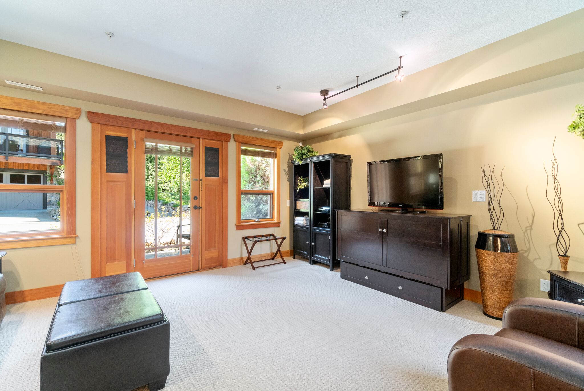 Room 4 - Murphy Bed + Hide-a-bed