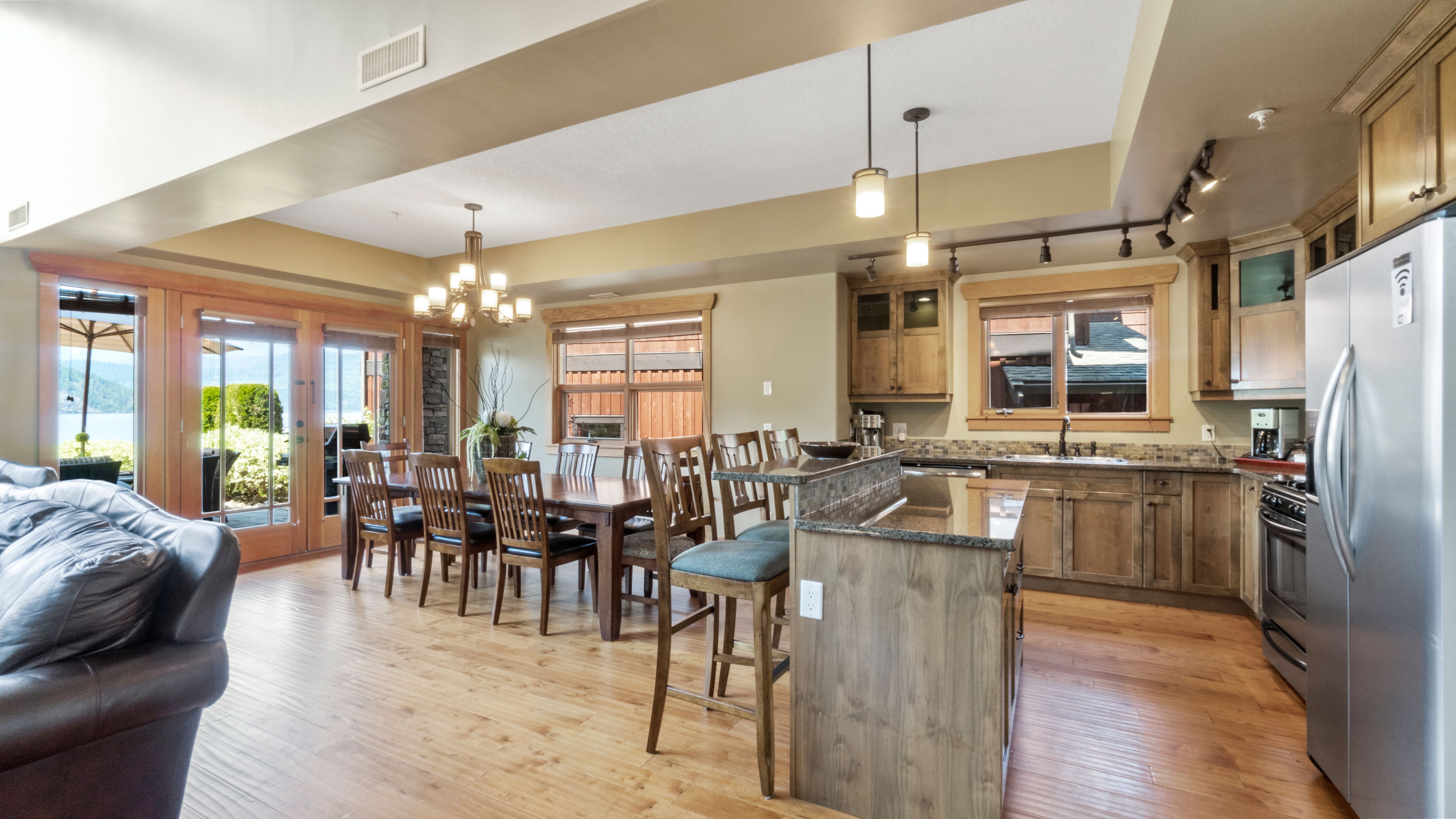 Kitchen & Dining