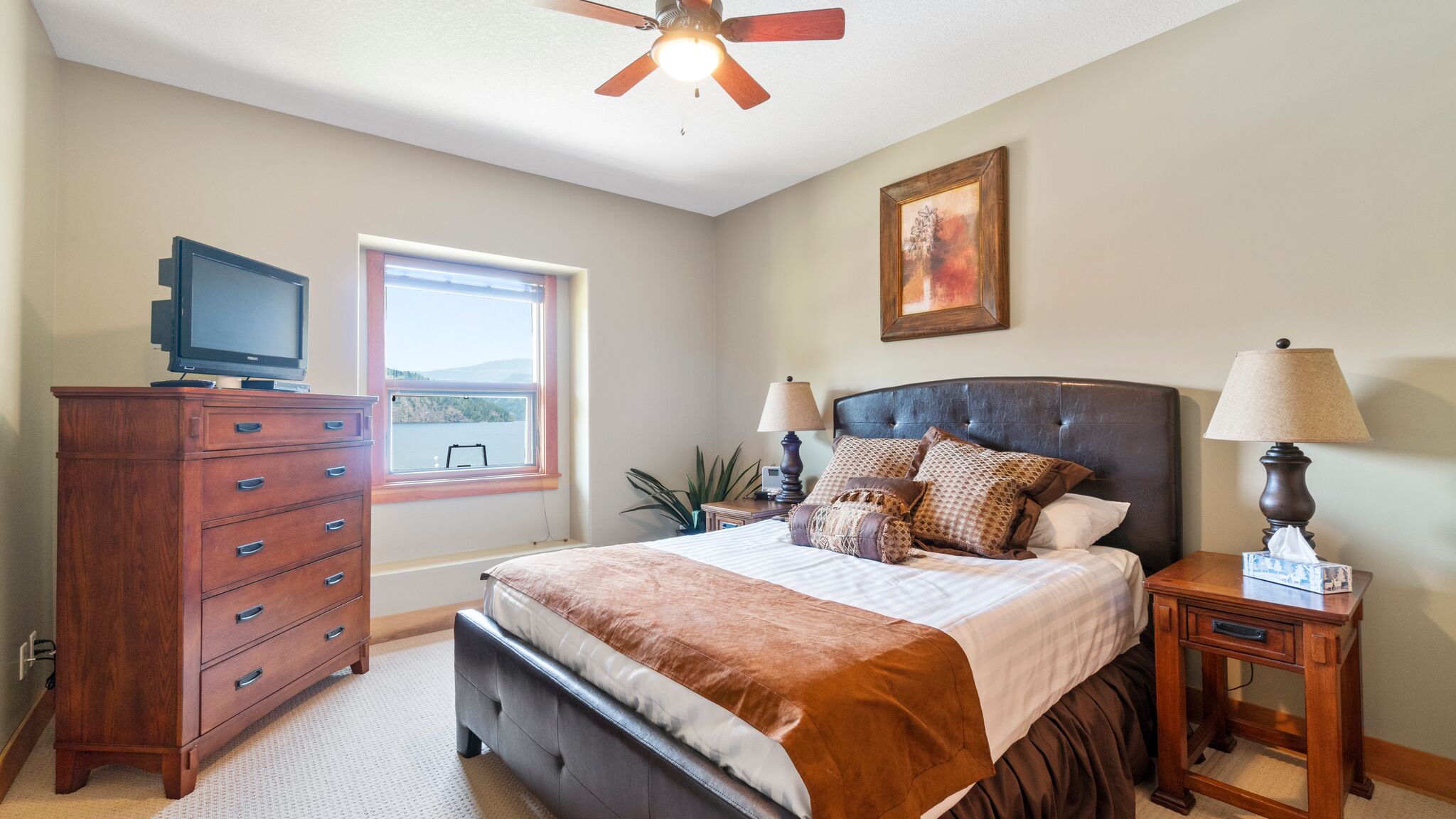 2nd Bedroom - Queen
