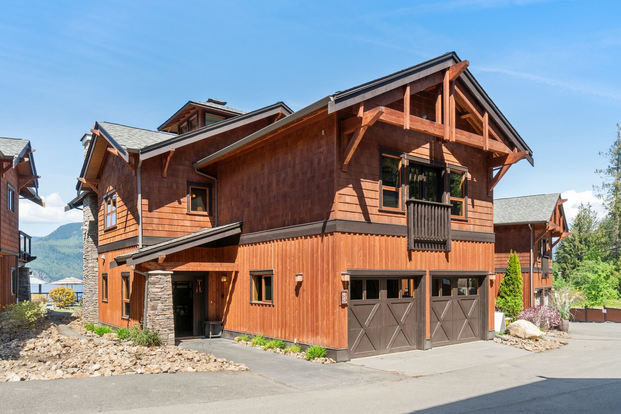 Exterior / Garage
