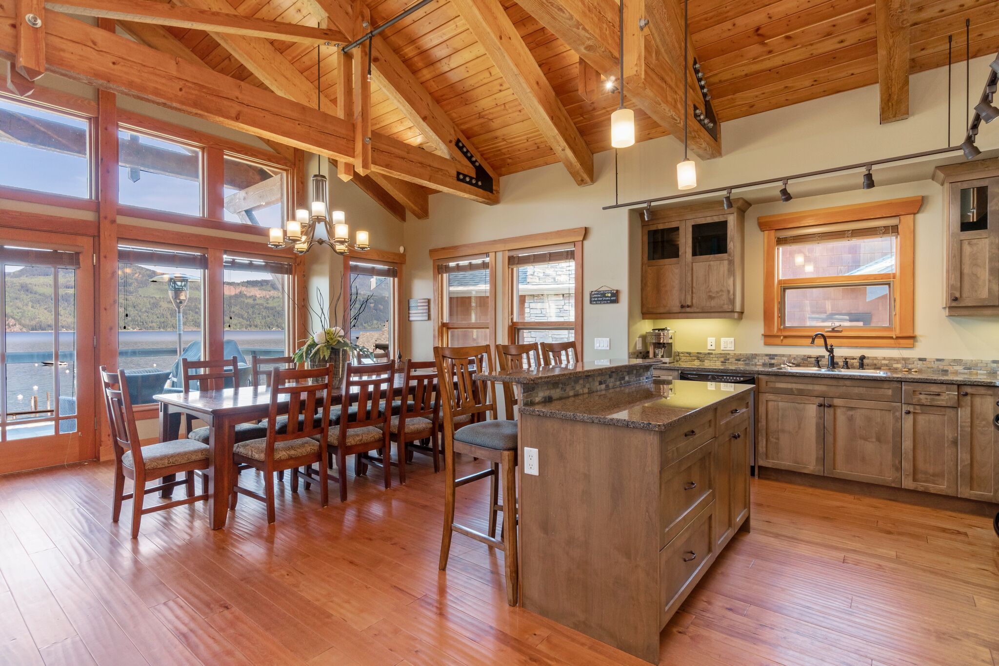 Kitchen & Dining