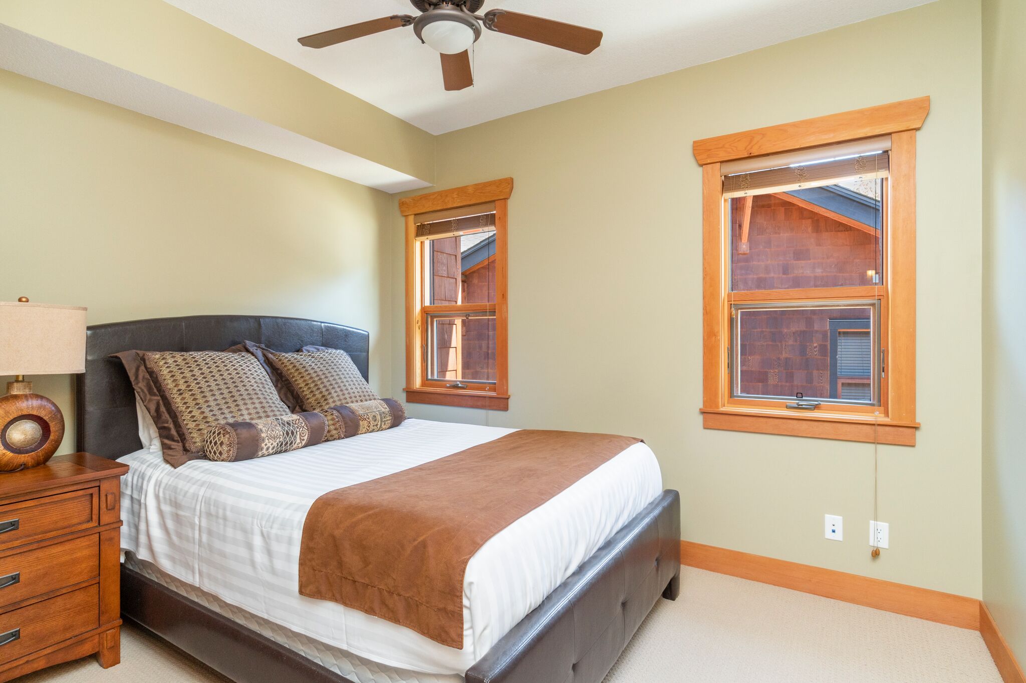 2nd Bedroom Up - Queen